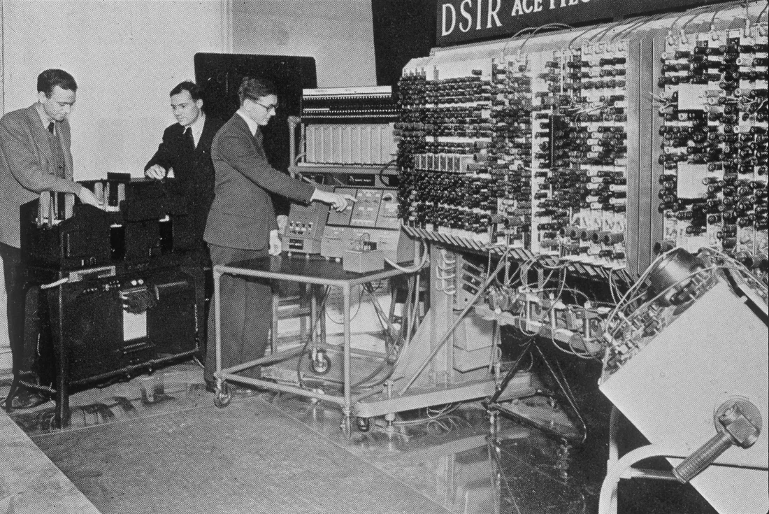 První demonstrace počítače Pilot ACE v National Physical Laboratory, prosinec 1950